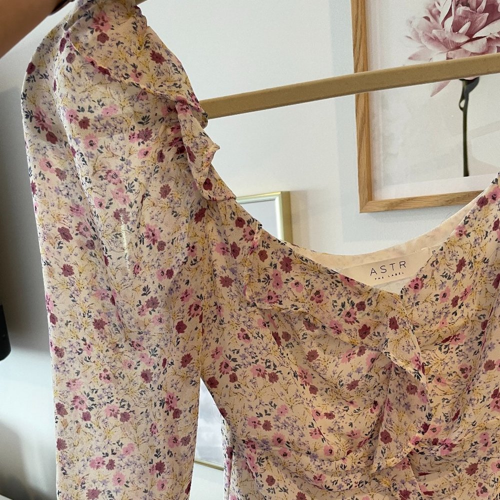 ASTR Floral Ruffle Blouse - Picture 9 of 10